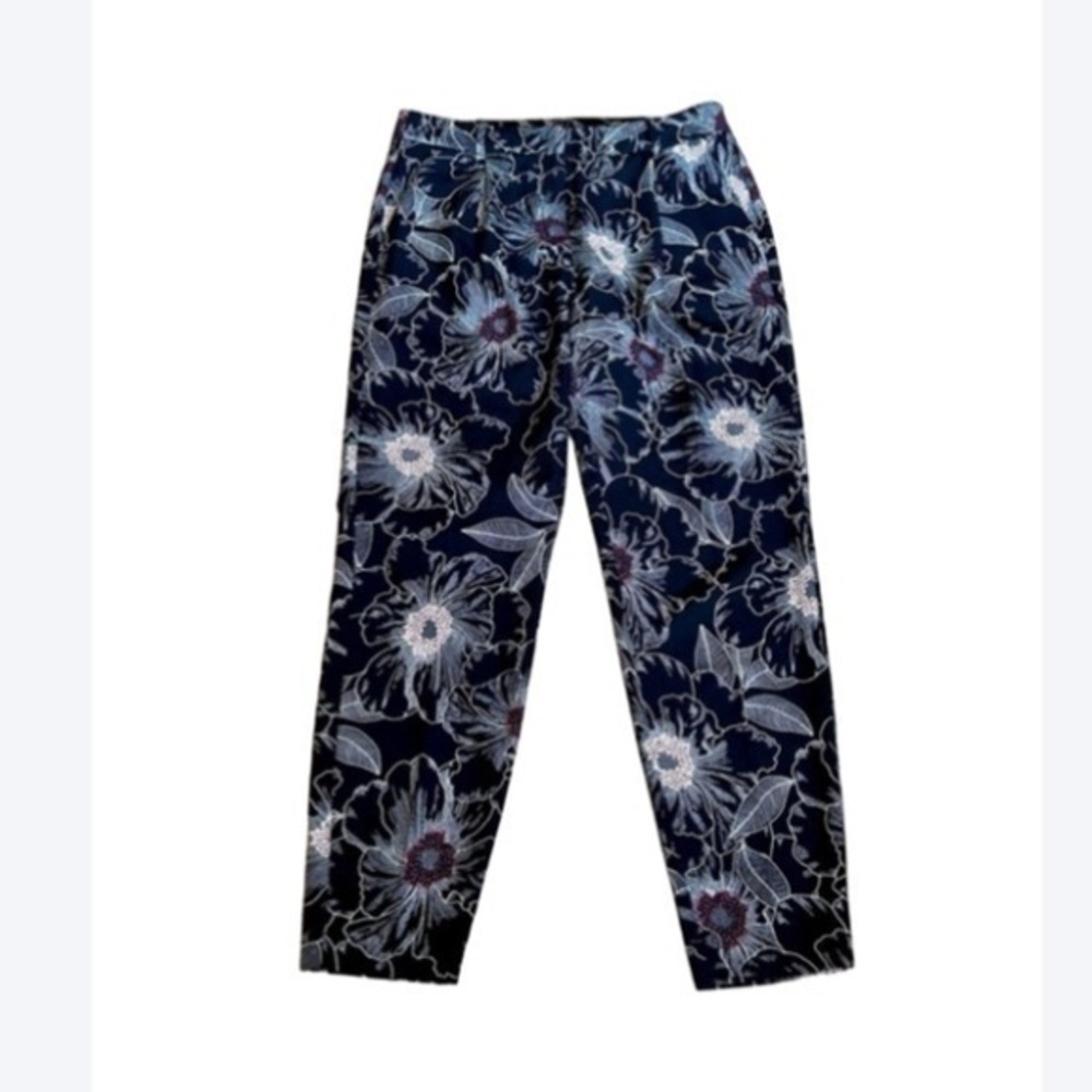 🛍️ 2/$12
RW&CO women’s lightweight summer floral pants. 28” length. Like new.
